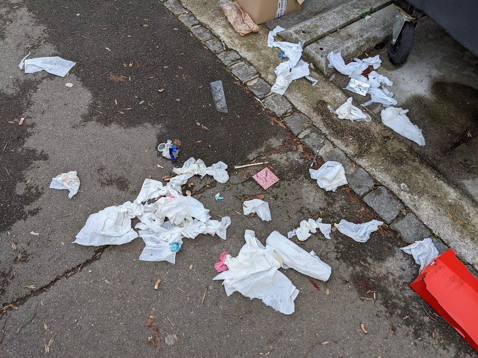Fotografija: Po tleh je bilo raztresenih polno rabljenih kondomov in papirčkov. FOTO: Bralec
