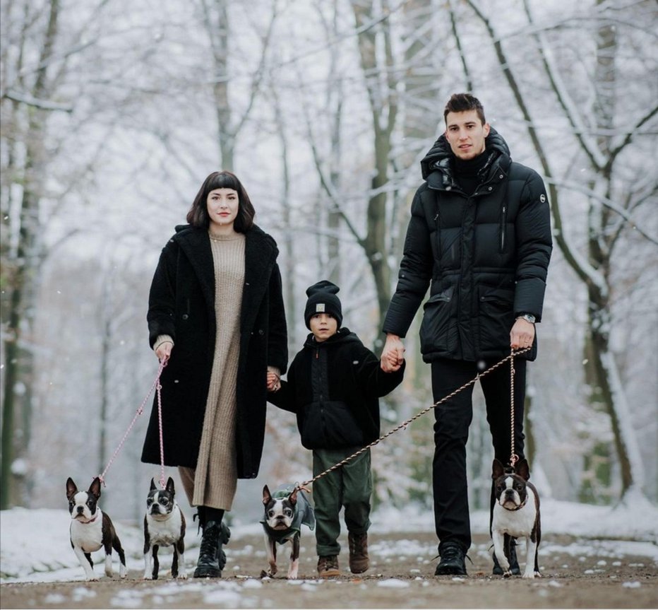 Fotografija: Zimski pozdrav s Poljske pošiljajo Klemen, njegova žena Sara, sin Louis in njihovi štirje kužki.
