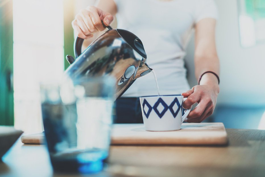 Fotografija: Če eno uro po obroku popijete skodelico tople vode, boste pospešili metabolizem in spodbudili izgorevanje kalorij. FOTO: Arhiv Polet/Gettyimages
