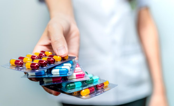 Če moramo jemati antibiotike, lahko trpimo za prebavnimi motnjami. FOTO: Fahroni, Getty Images
