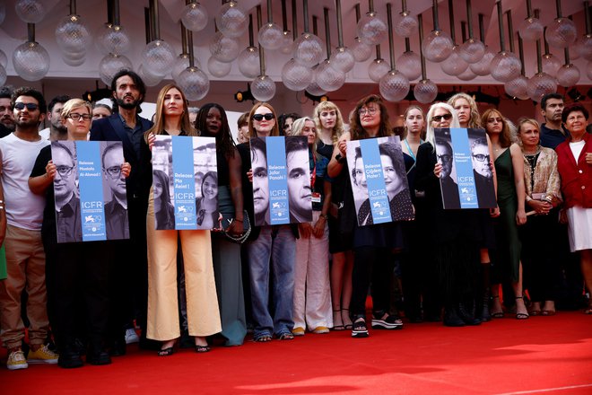 Na lanskem beneškem festivalu je svetovna filmska smetana z Julianne Moore na čelu protestirala proti Džafarjevi aretaciji. FOTO: Reuters
