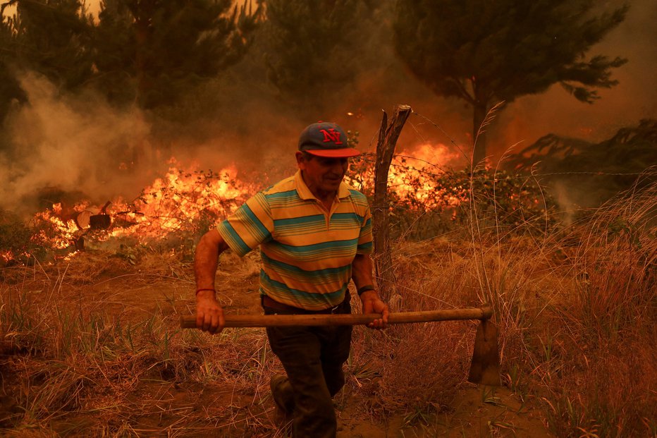 Fotografija: Ogenj je z domov pregnal že več kot 1100 ljudi. FOTOGRAFIJI: Ailen Diaz, Reuters
