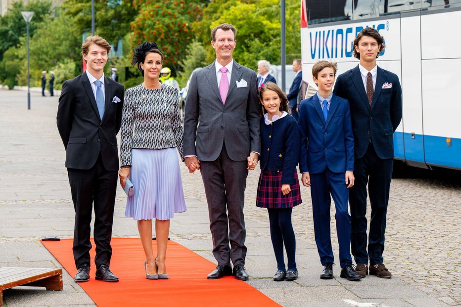 Fotografija: Kljub začetni nejevolji očeta, otroci princa Joachima niso več princi in princesa, temveč grofi in grofična, s čimer jim želi kraljica omogočiti svobodnejše življenje brez kraljevih obveznosti.
