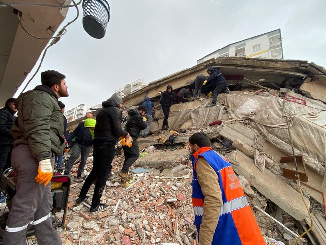 Po ruševinah po potresu iščejo preživele.  FOTO: Sertac Kayar Reuters

