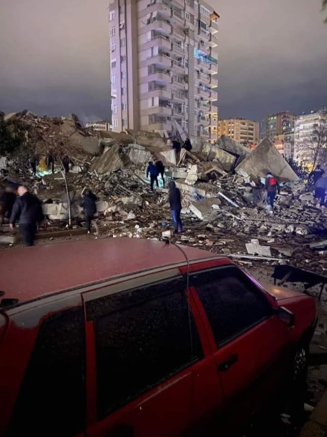 V Turčiji in Siriji pod ruševinami iščejo morebitne pogrešane.

