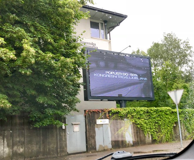 Hiša ob Bleiweisovi cesti, kjer je sedež stranke SNS in kjer živi njen predsednik Zmago Jelinčič. FOTO: S. N.
