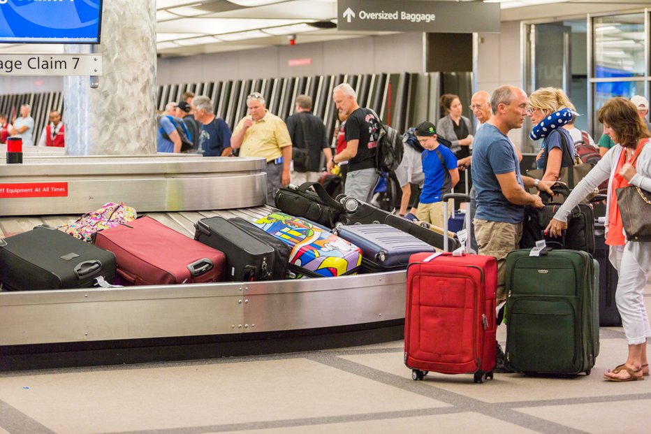 Fotografija: Denver, Colorado, USA-June 22, 2016. Travelers waiting for their luggage at the baggage carousel. FOTO: Foto: Arina P Habich/shutterstock Shutterstock
