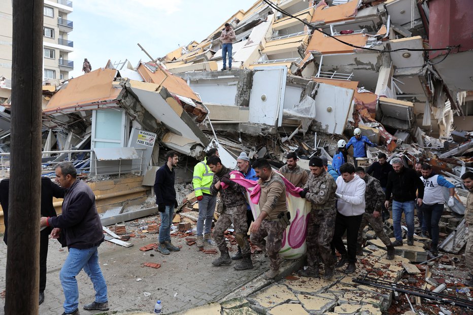 Fotografija: Iskanje preživelih se po potresu v Hatayu v Turčiji nadaljuje. FOTO: Umit Bektas, Reuters
