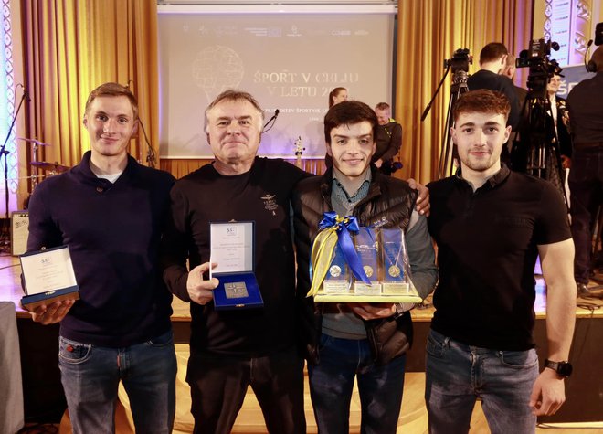 Dušan Konda (drugi z leve), eden od prejemnikov zlate plakete, z nekaterimi najboljšimi kajakaši
