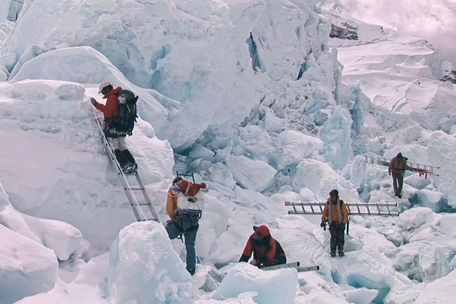 Fotografija: Ledni doktor odstre življenje Šerpe na pobočjih Everesta. FOTO: Press
