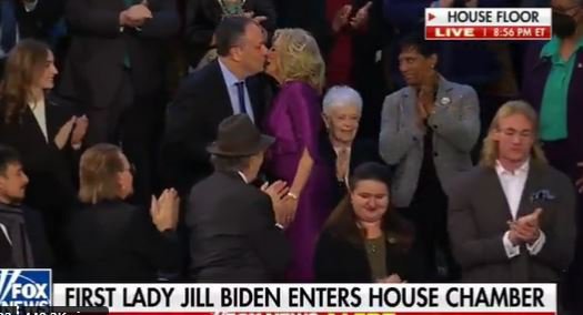 Fotografija: Jill Biden je moža podpredsednice Kamale Harris pozdravila zelo prisrčno. FOTO: Zaslonski Posnetek/tviter
