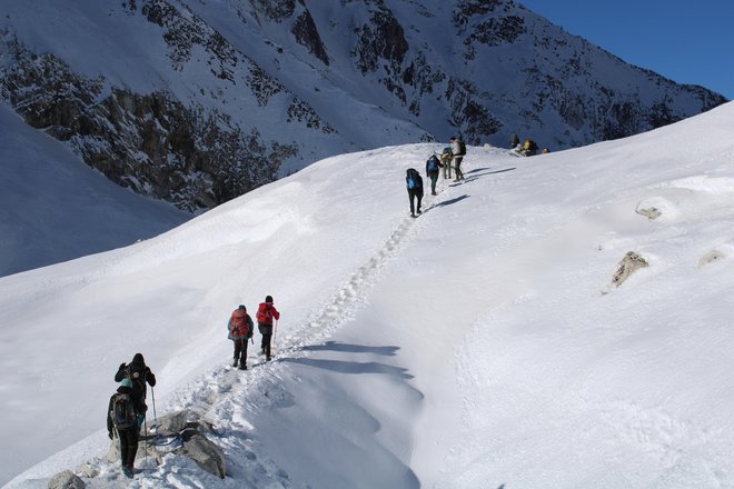 Med prečenjem prelaza Larkya La, enega najdaljših v Nepalu. Snega je tam običajno le za vzorec, so bile pa derezice tokrat nepogrešljive. FOTO: Tina Podobnik
