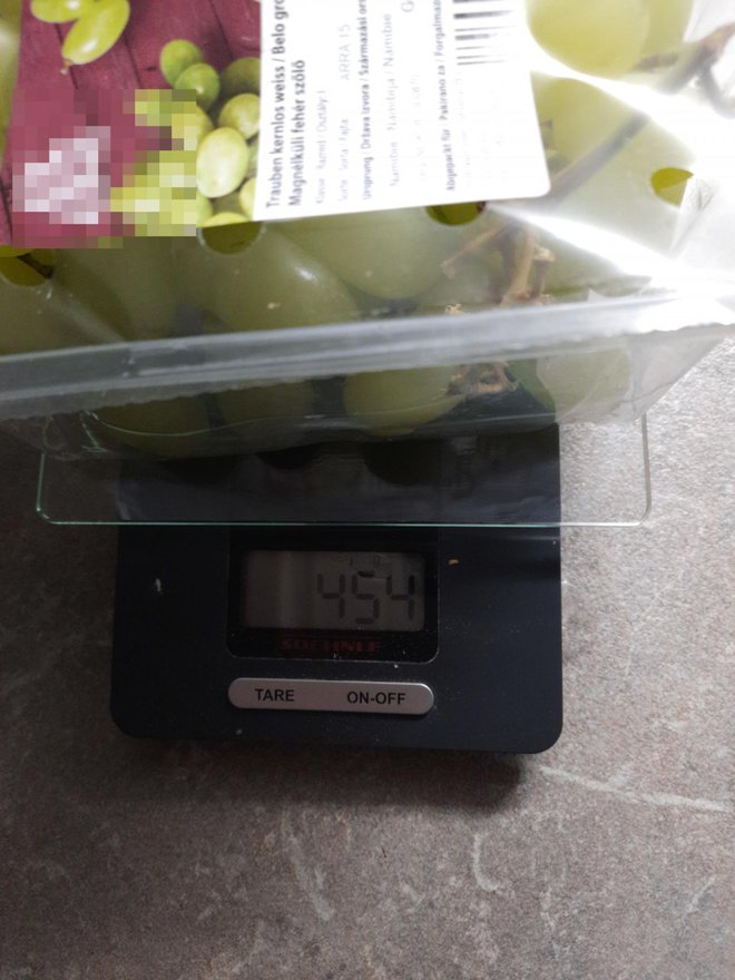 Kupljeno grozdje je bilo manjše teže kot je bilo napisano na embalaži. FOTO: Bralka Mojca
