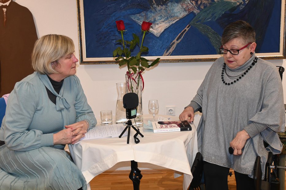Fotografija: Alenka Čurin Janžekovič v pogovoru z direktorico knjižnice Vesno Laissani. FOTOGRAFIJI: Oste Bakal
