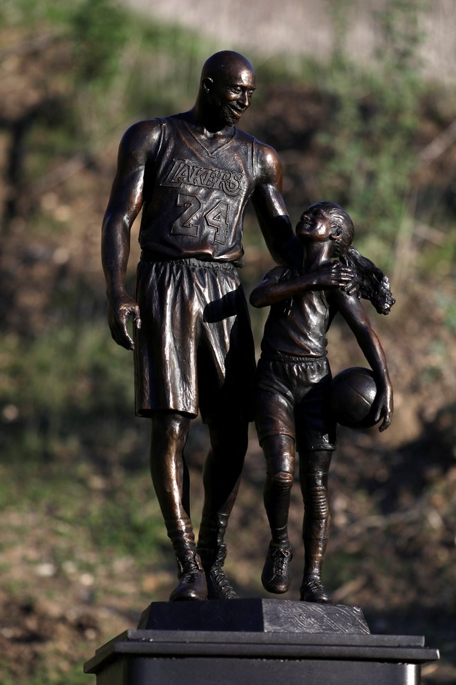 Na kraju tragedije stoji spomenik, posvečen Bryantu in njegovi hčerki Gianni, nadarjeni košarkarici.
