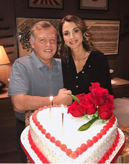 Jordanski kralj je soprogo razveselil s torto in rdečimi vrtnicami. FOTO: Instagram
