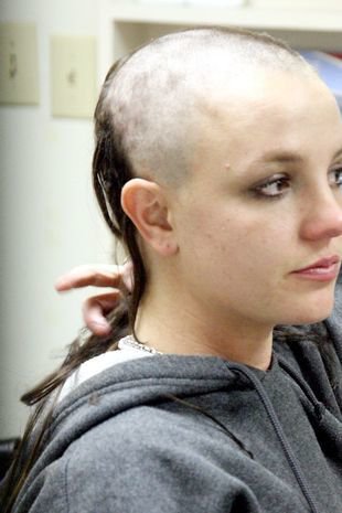 Njeno vedenje vse bolj spominja na tisto iz leta 2007, ko je doživela živčni zlom, si obrila glavo in napadla paparaca. FOTO: X17online.com

