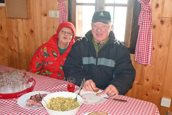 Trezika Slana in Anton Kosi sta meso in krompirjevo solato odlično ocenila.
