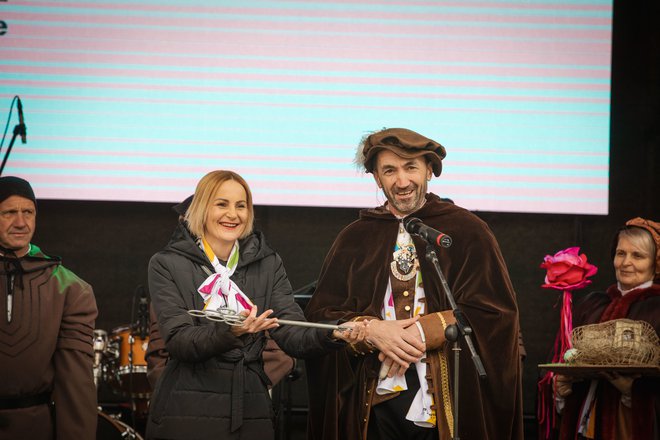 Županja Nuška Gajšek je ključe mesta tako predala Hinku Šoštariču.
