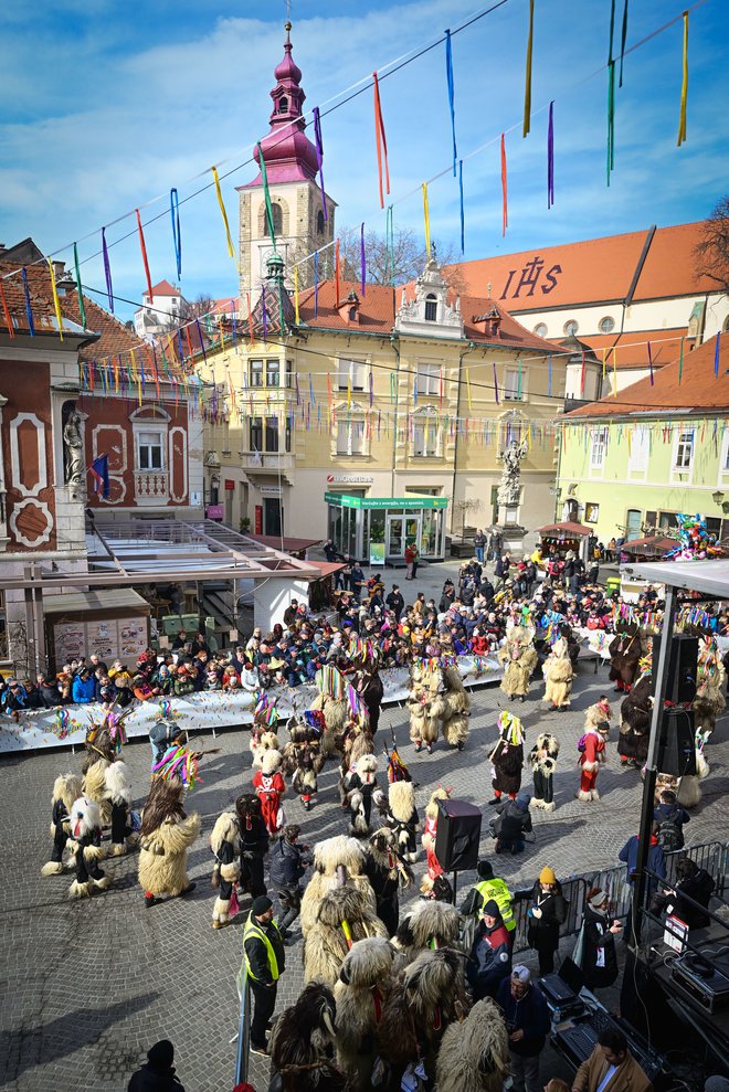 Osrednji Mestni trg pred Mestno občino Ptuj je zavzelo okoli 800 kurentov oziroma korantov. 
