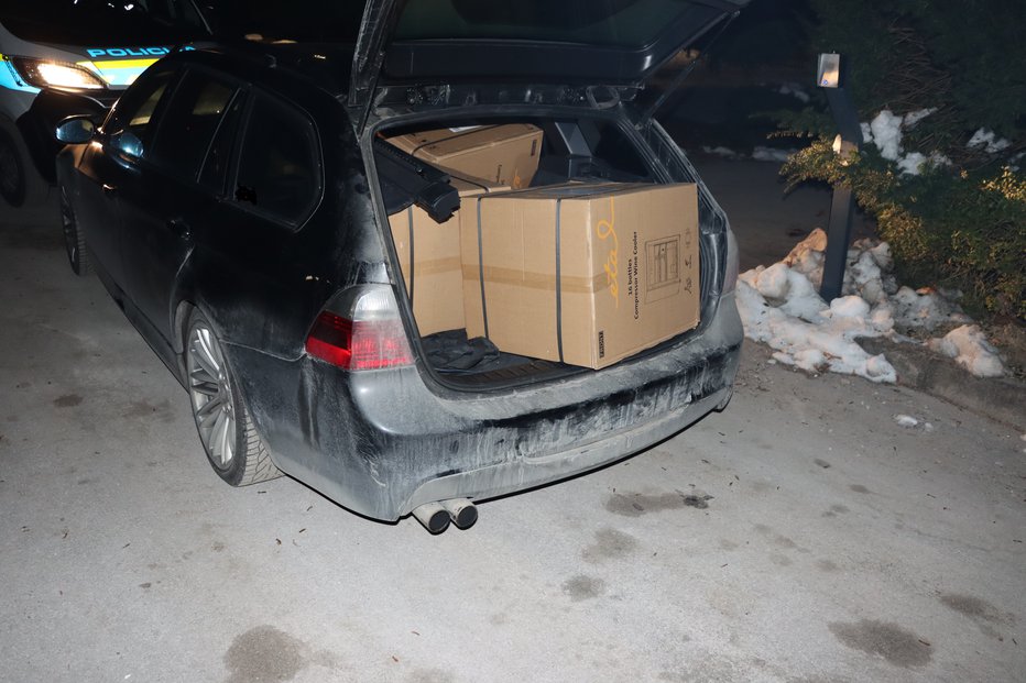 Fotografija: V prtljažnem delu vozila so bile štiri škatle, poleg pa še dve. FOTO: Pu Celje
