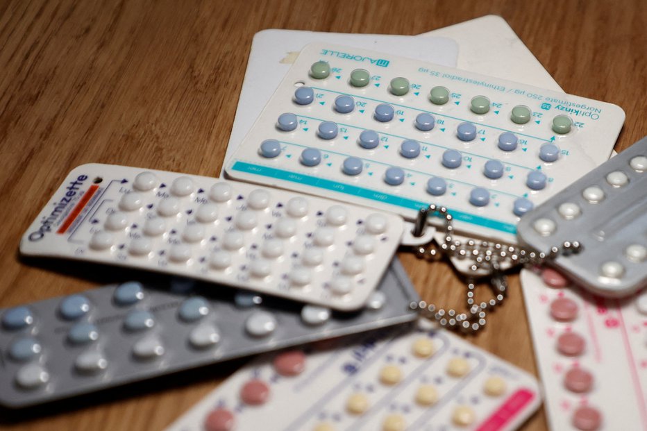 Fotografija: Ženske lahko izbirajo vse od tablet, obližev do intrauterinih vložkov in posledično nosijo večino bremena preprečevanja nosečnosti. FOTO: Noemie Olive Reuters
