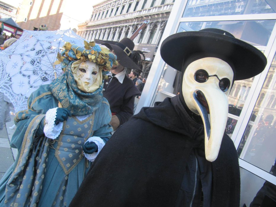 Fotografija: Takšne maske so nosili tudi zdravniki v času kuge. Foto: Janez Mužič
