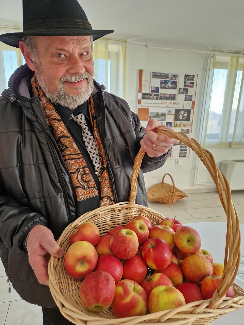 Fotografija: Anton Koršič s svojimi jabolki FOTO: Tanja Jakše Gazvoda
