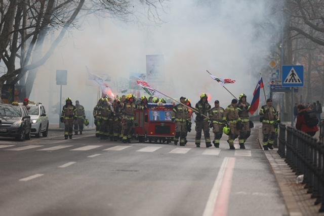 Fotografija: Protest poklicnih gasilcev. FOTO: Črt Piksi
