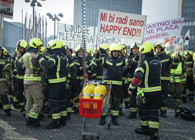 Protest gasilcev pred parlamentom. FOTO: Jože Suhadolnik
