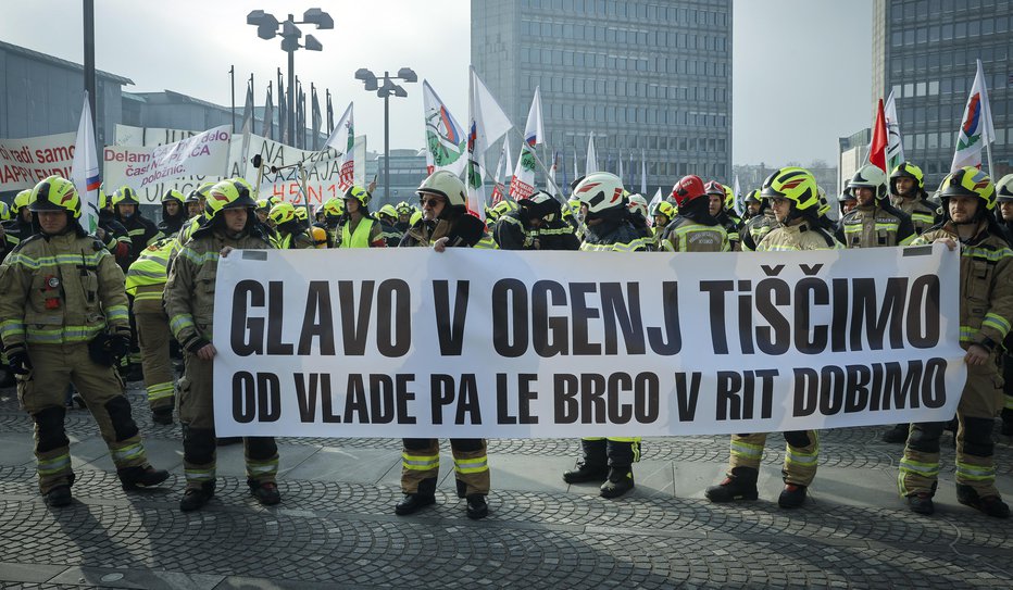 Fotografija: Protest gasilcev pred parlamentom. FOTO: Jože Suhadolnik
