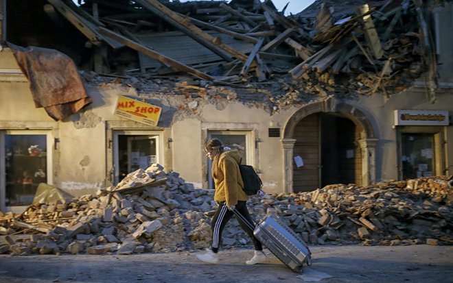 Posledice potresa v hrvaškem mestu Petrinja. FOTO: Blaž Samec, Delo

