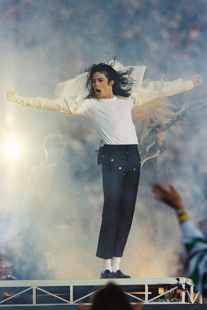 Michael Jackson (1993)

Kralj popa je prvi nastopil brez gostujočih izvajalcev in prvi zapel mešanico svojih skladb, po čemer se še danes zgledujejo nastopajoči. Michael je navdušil s svojimi hiti Jam, Billie Jean in Black or White, skupaj s 3500 najstniki je zapel tudi We Are The World in Heal The World.
