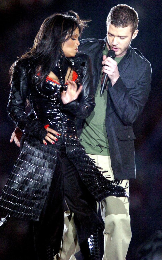 Janet Jackson (2004)

Skupaj z njo so nastopili še Nelly, Kid Rock in P. Diddy, a se ljudje spomnijo le nje in Justina Timberlaka, ki ji je (po nesreči?) odtrgal del obleke in razkril njeno dojko. Zaradi neljubega dogodka so uvedli petsekundni zamik prenašanja v živo, da bi preprečili podobne incidente.
