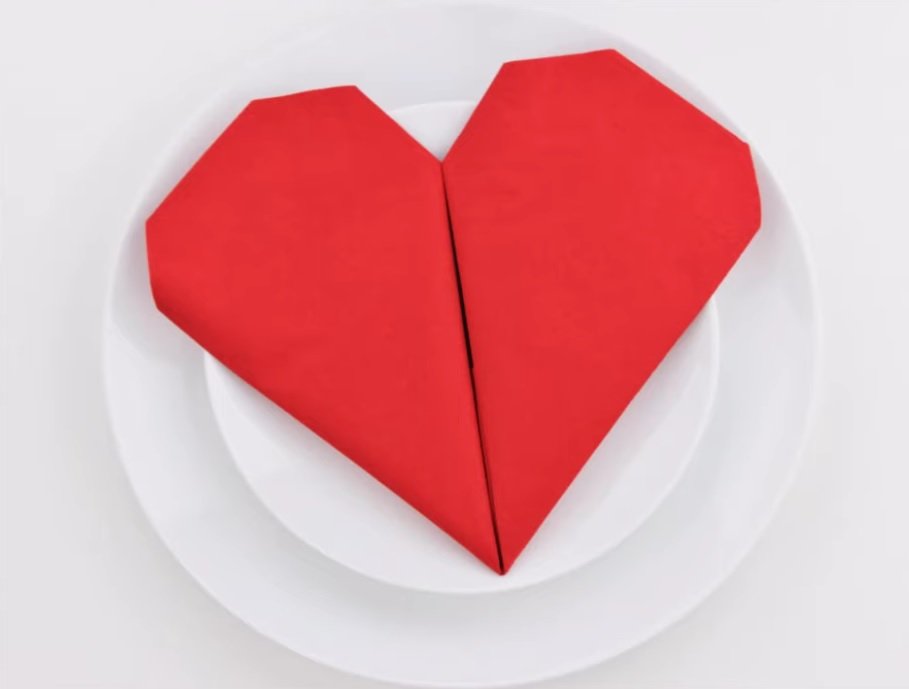 Fotografija: Srce lahko izdelamo iz papirnatega prtička ali prtiča iz blaga. FOTO: Youtube

