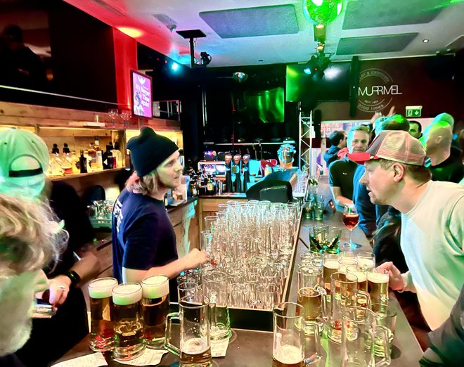 Murmel est l'un des bars les plus populaires de la ville.  Imaginez une musique très forte à côté de l'image.  Photo: Peter Lovšin