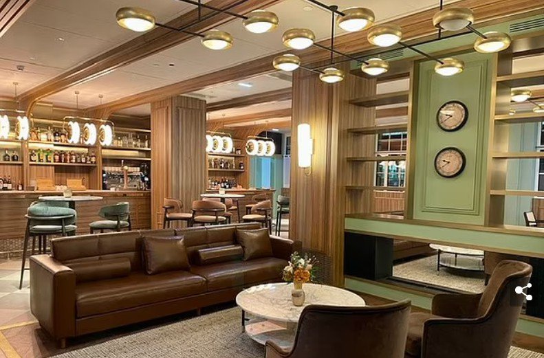 Fotografija: Nekdanja čakalnica je danes eleganten bar. FOTO: Instagram
