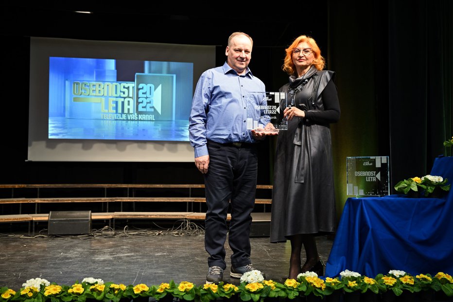 Fotografija: Irena Vide je čestitala Jožetu Železniku.
FOTO: Robert Kokol/Foto Asja
