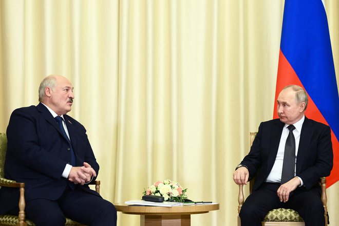 Lukašenko je pred srečanjem izjavil, da se bo njegova država borila ob strani Rusije le, če bo napadena. FOTO: Sputnik Via Reuters
