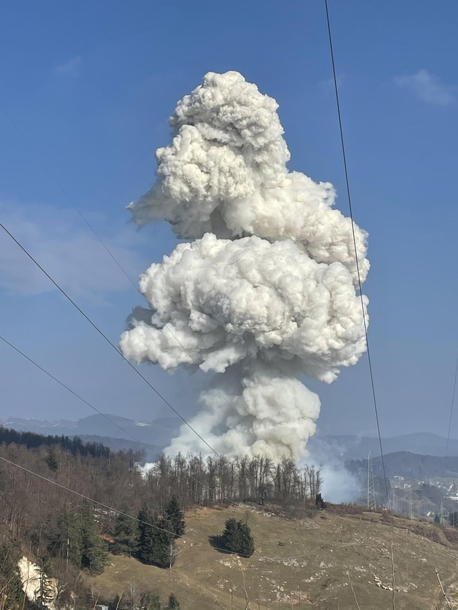 Po eksploziji se je v nebo vil gost dim. FOTO: Aleš Justin
