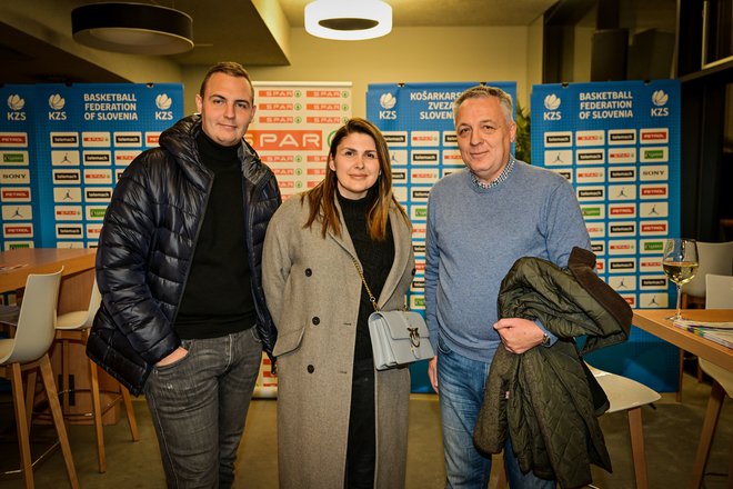 Dimitrij Hlastec, dolgoletni finančnik v nogometu, danes v upravi Košarka Maribor 2030, ob njem sin Filip ter njegovo dekle Eva Lozina, spletna vplivnica in mestna svetnica Arsenovičeve liste.
