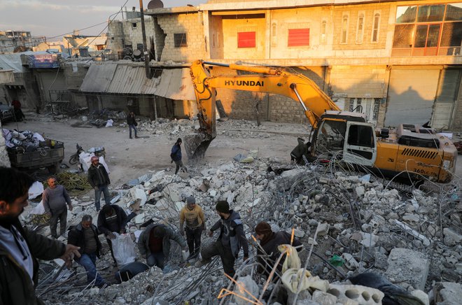 Uničujoče posledice grozovitega potres. FOTO: Khalil Ashawi Reuters
