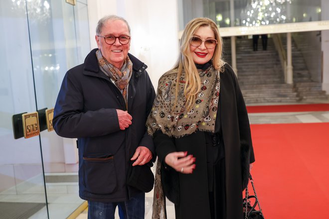 Na ogled sinovega debija v mariborskem gledališču so prišli tudi režiserjevi starši, znana srbska igralka Danica Maksimović in oče Todor Todet Lolić.
