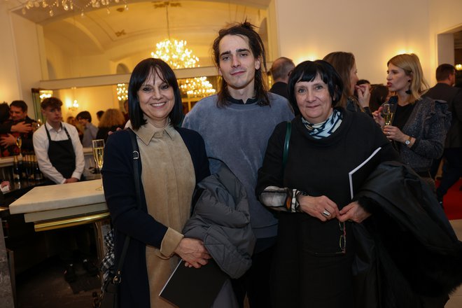 Tudi tokrat je blestel mladi igralec Petja Labović, na fotografiji s ponosno mamo Alenko Labović (levo) in Ido Kranjac Rajić.
