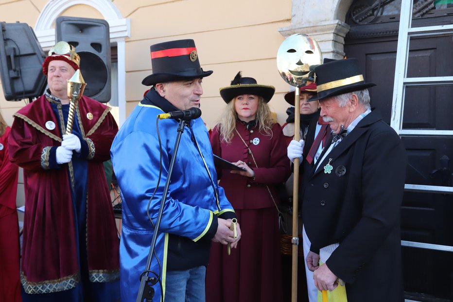 Fotografija: Župan Robert Zagorc je moral predati ključe občine očetu šelme. FOTOGRAFIJE: Tanja Jakše Gazvoda
