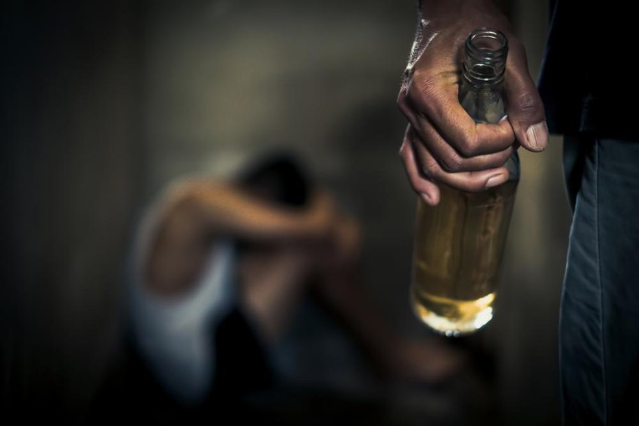 Fotografija: Po mnenju zdravstvenih strokovnjakov je zastrupitev z alkoholom eden od vodilnih vzrokov smrti na svetu. FOTO: Arhiv Polet/Shutterstock

