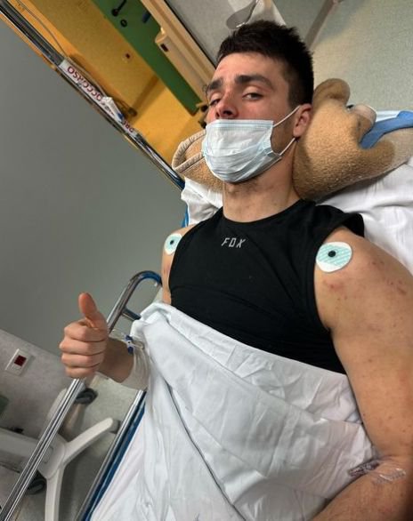Fotografija: Tim Gajser se je oglasil iz bolnišnice, kjer je čakal operacijo. FOTO: instagram
