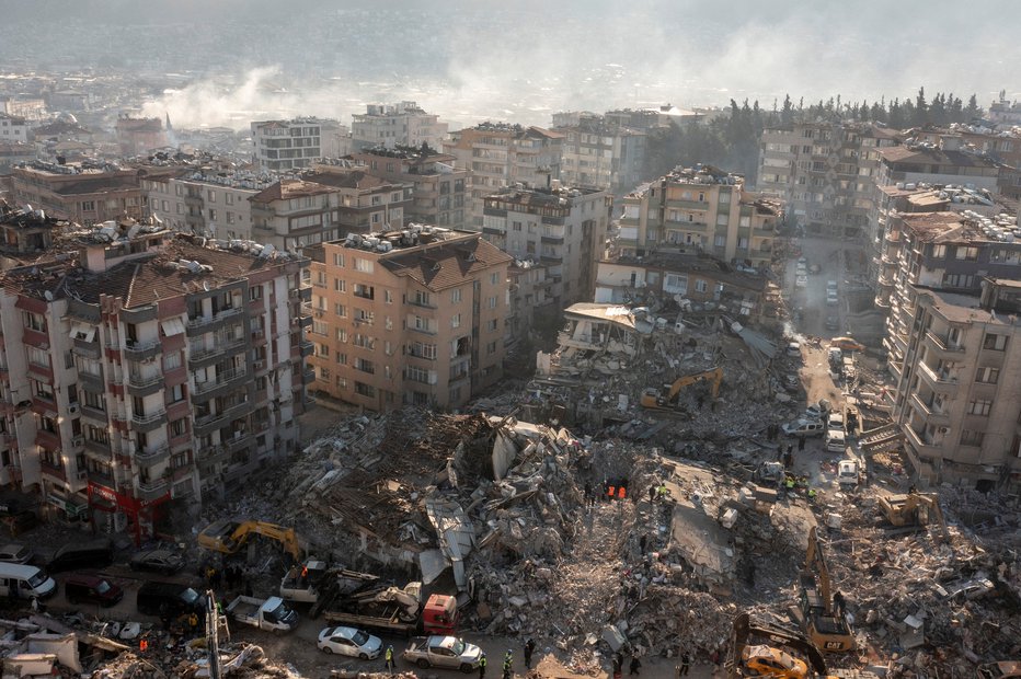 Fotografija: Gre za najhujši potres po uničujočem potresu z magnitudo 7,8, ki je pred štirinajstimi dnevi. FOTO: Umit Bektas Reuters
