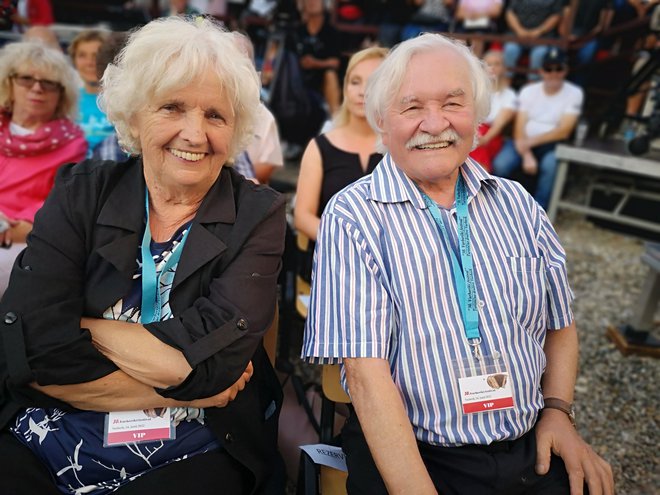 Milica in Jože Napotnik sta se, potem ko sta postavila sceno, zadržala na marsikateri prireditvi ali festivalu. FOTO: Mojca Marot
