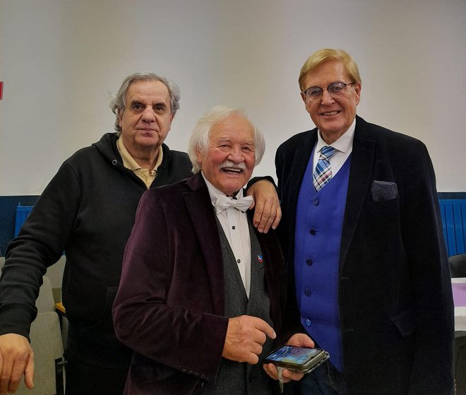 Jože Krajnc (levo) je uredil biografijo svojega rojaka Jožeta Napotnika, ki ga je ob 85-letnici z obiskom počastil tudi prijatelj Vinko Šimek (desno). FOTO: Osebni arhiv
